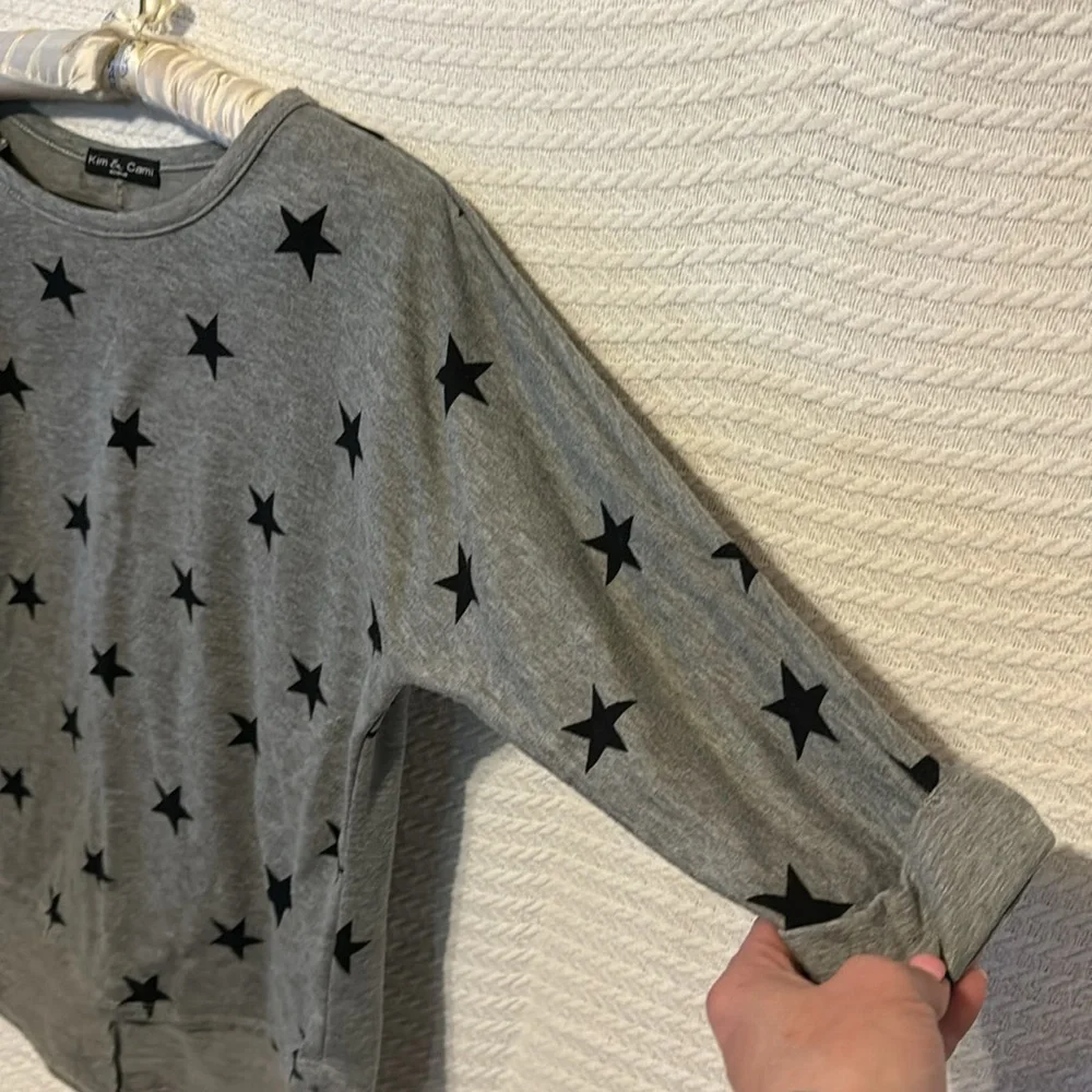 Kim and Cami half way long sleeve gray shirt with black stars size medium women - Picture 4 of 7